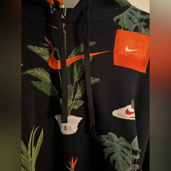 🏀 **Nike Limited Edition Hoodie – Standout Style!** 🌿 - Picture 3 of 4